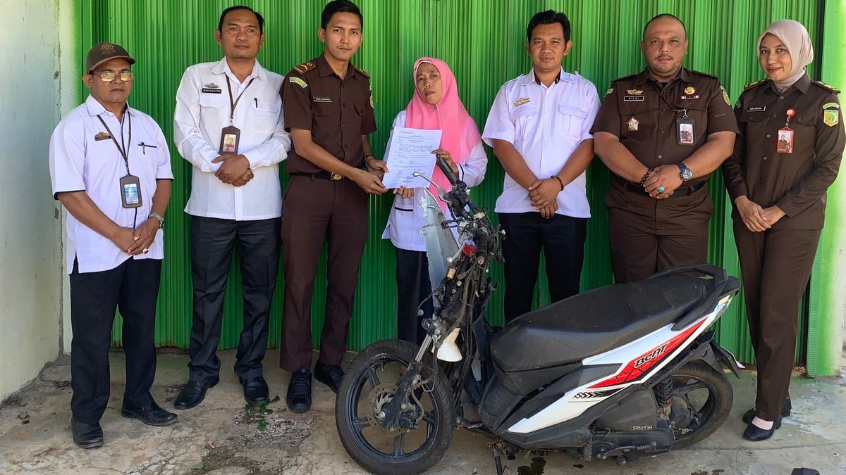 Gitaris Kejari Waykanan Kembalikan Motor dan STNK Korban