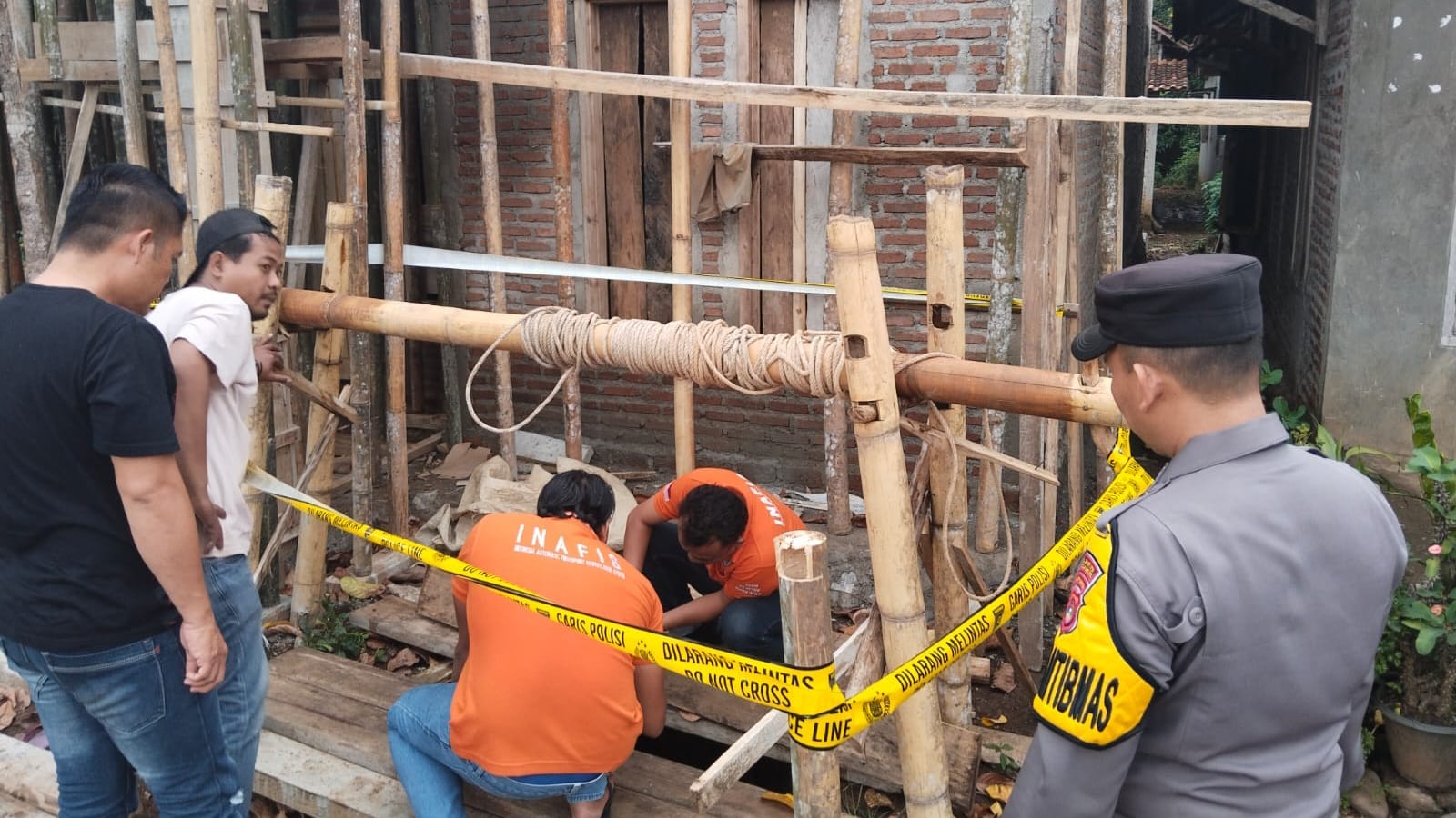 Inafis Polres Tanggamus Identifikasi TKP Terperosoknya Balita ke Dalam Sumur