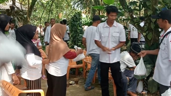 Ormas JAB Salurkan 300 Ayam Potong untuk Warga Jati Agung