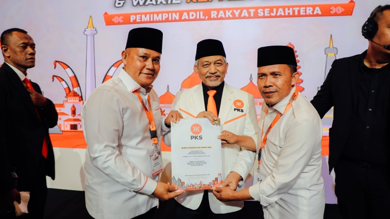 Ahmad Syaikhu Serahkan Dukungan Resmi PKS untuk Nanang-Antoni