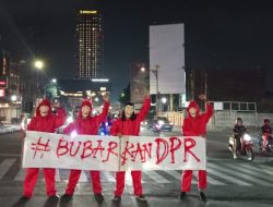 Aksi Diam di Tugu Adipura: KLASIKA dan Lingkaran Ketjil Tuntut Pembubaran DPR