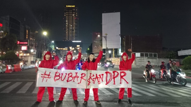 Aksi Diam di Tugu Adipura: KLASIKA dan Lingkaran Ketjil Tuntut Pembubaran DPR Aksi Diam di Tugu Adipura: KLASIKA dan Lingkaran Ketjil Tuntut Pembubaran DPR