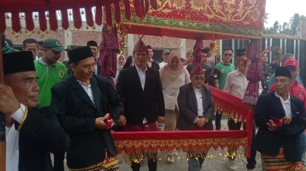Pasangan Dedi Irawan-Topani Resmi Daftar ke KPU Pesisir Barat