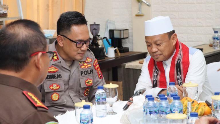 SBB Bersatu: Ustadz Dasad dan Pendeta Ridwan Ajak Warga Jaga Kedamaian