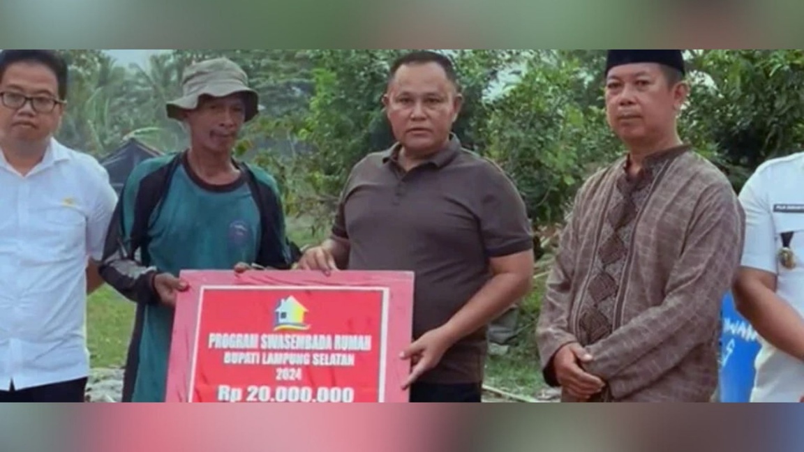 Nanang Ermanto Gercep Bantu Korban Rumah Roboh di Kalianda