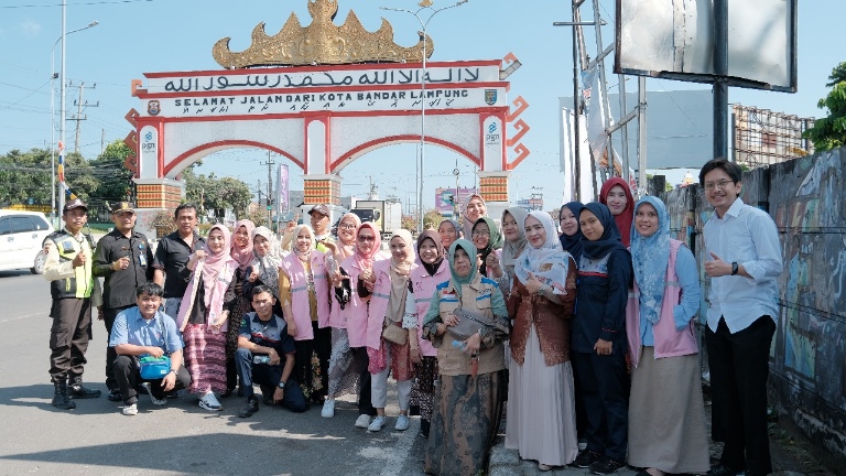 Srikandi PLN NP UP Bandarlampung Rayakan Hari Kebaya Nasional dengan Berbagi
