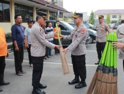Bidang Humas Polda Sumsel Berikan Bantuan Perlengkapan Kebersihan