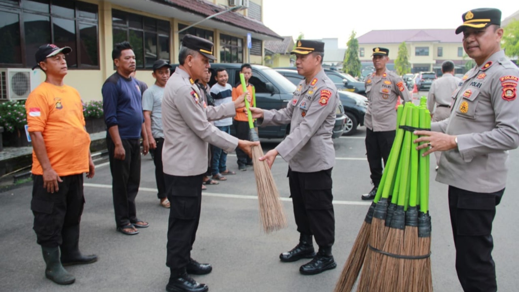 Bidang Humas Polda Sumsel Berikan Bantuan Perlengkapan Kebersihan
