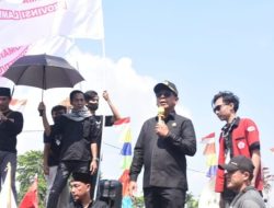 Unsur Pimpinan dan Anggota DPRD Fraksi PDI Perjuangan Temui Massa Aksi di Halaman Kantor DPRD Lampung