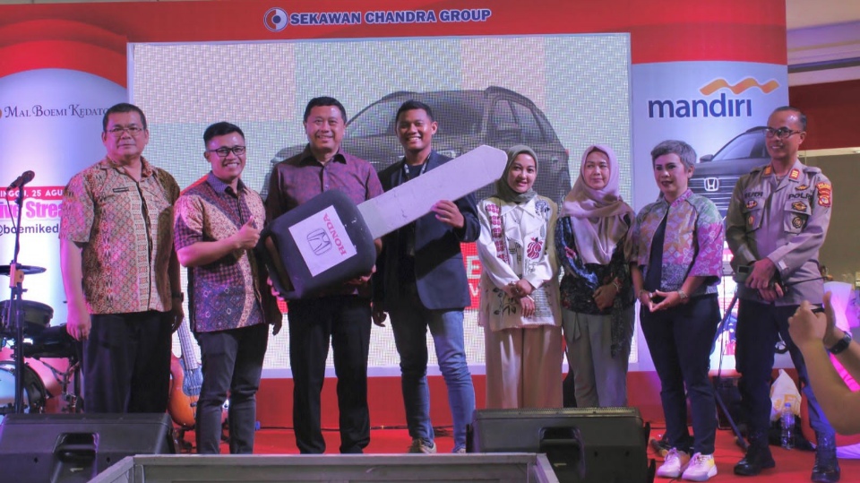 Warga Way Halim Beruntung Raih Mobil Baru di Undian Chandra Superstore MBK