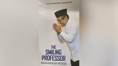 The Smiling Professor: Senyum yang Mengubah Dunia Pendidikan Lampung