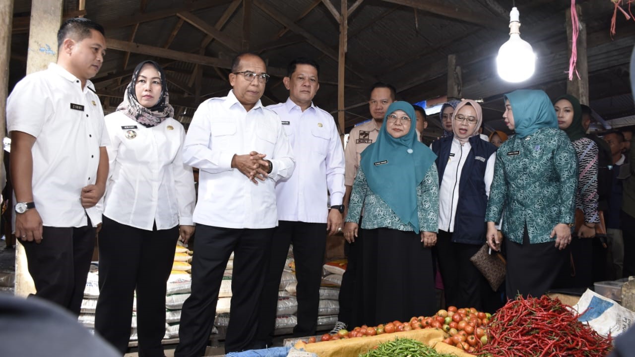 Pj Gubernur Lampung Pantau Langsung Stabilitas Harga di Pasar Tubaba