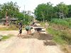 Qudrotul-Hankam Bantu Perbaiki Jalan Rusak di Menggala