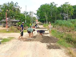 Qudrotul-Hankam Bantu Perbaiki Jalan Rusak di Menggala