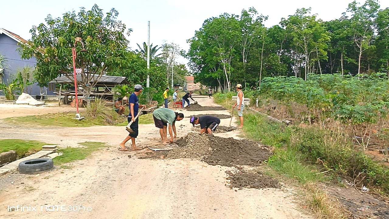 Qudrotul-Hankam Bantu Perbaiki Jalan Rusak di Menggala