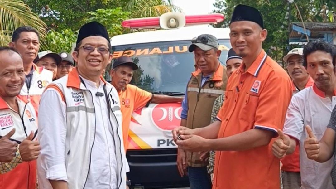 Sehari Setelah Dilantik, Yusnadi Tepati Janji dengan Serahkan Ambulans di Lampung Timur