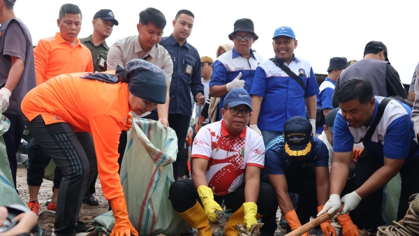 Pj Gubernur Lampung Ajak Masyarakat Jaga Kebersihan Pantai