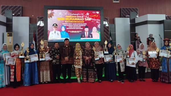 Fashion Show Batik Bajumpe Warnai Peringatan Maulid Nabi di Banyuasin