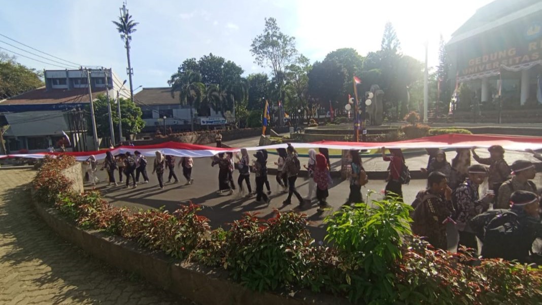 Ribuan Mahasiswa Unila Padukan Langkah dalam Kirab Merah Putih