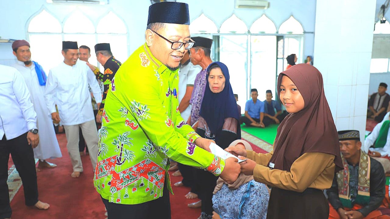 Pj Bupati Tulang Bawang Serahkan Langsung Bantuan Baznas, Dorong Kesejahteraan Masyarakat