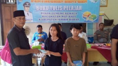 280 Anak Sekolah di Gunung Kemala Terima Buku Tulis Gratis