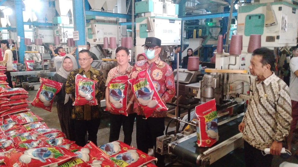 Pj Bupati Banyuasin Pastikan Ketersediaan Beras Aman, Tinjau Langsung Gudang PT Buyung Putra Pangan