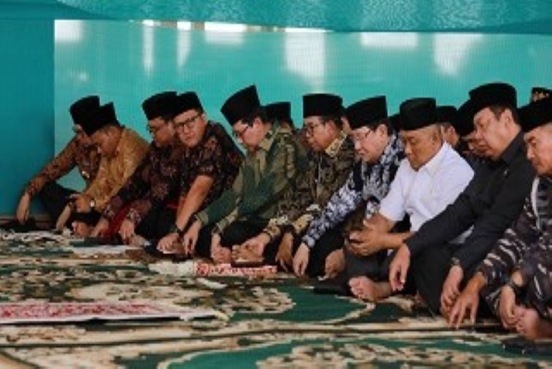 Pj Gubernur Samsudin Salat Jum’at Bersama di Masjid Al-Hijrah Kota Baru