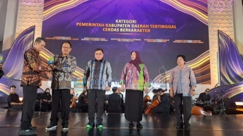 Pesisir Barat Sabet Penghargaan Kabupaten Cerdas Berkarakter