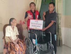 PMI Lampung Salurkan 13 Kursi Roda ke Penyandang Disabilitas
