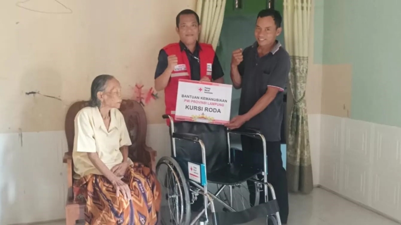 PMI Lampung Salurkan 13 Kursi Roda ke Penyandang Disabilitas