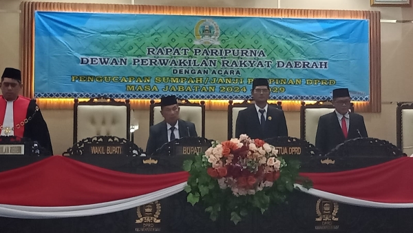 Wakil Bupati Pesisir Barat Hadiri Pelantikan Pimpinan DPRD Periode 2024-2029