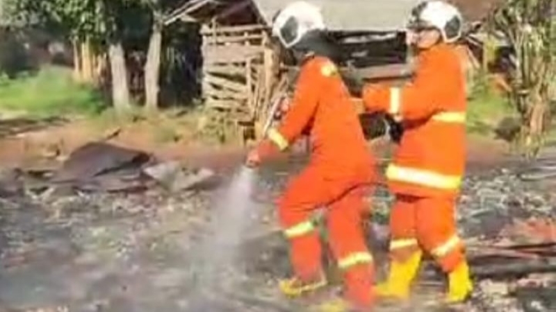 Damkar Pesawaran Sigap Tangani Kebakaran, Kendala Teknis Diatasi dengan Bantuan Bandarlampung