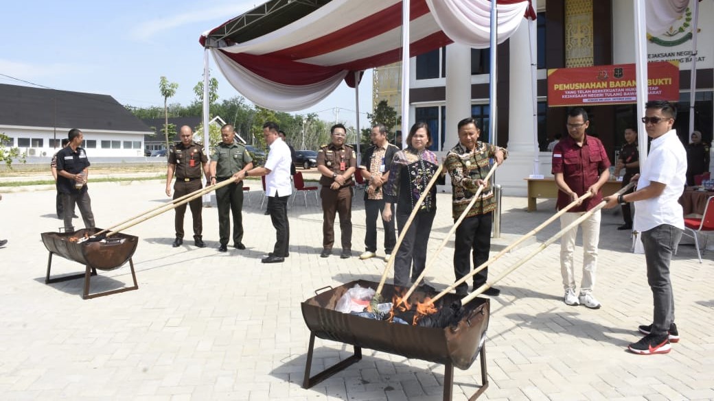 Kejari Tubaba Musnahkan Barang Bukti 20 Kasus Pidana