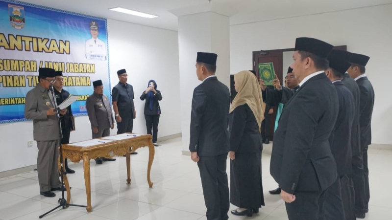 Bupati Pesisir Barat Lantik Sejumlah Pejabat Tinggi, Ajak Tingkatkan Kinerja
