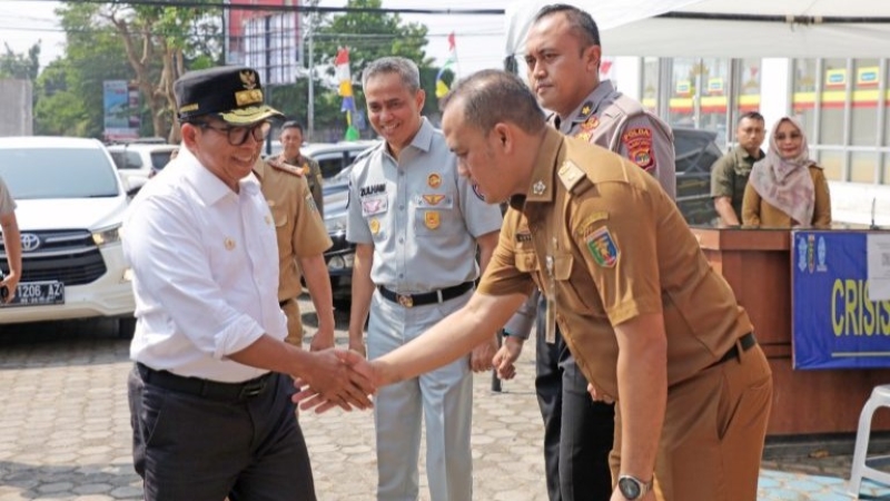 Pj Gubernur Samsudin Tinjau Pelaksanaan Program Pemutihan Pajak Kendaraan Bermotor di Kantor Samsat Rajabasa Bandarlampung