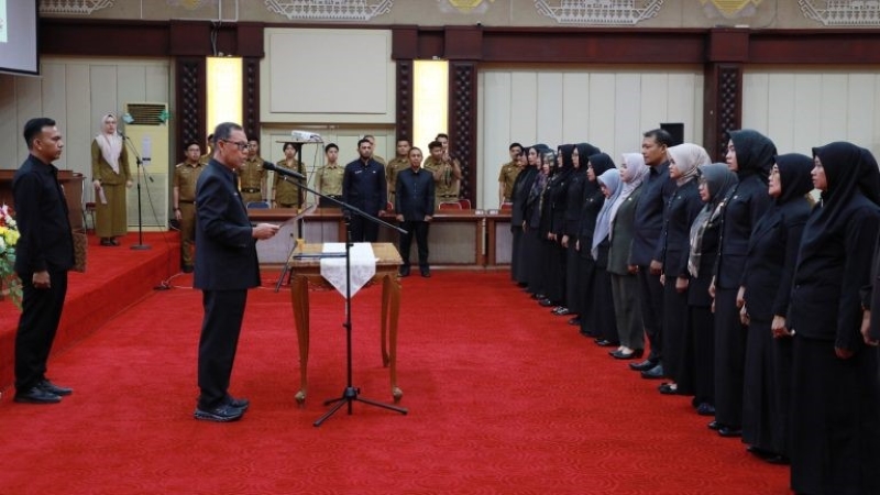 Sekdaprov Fahrizal Melantik dan Mengambil Sumpah Jabatan 23 Pejabat Fungsional di Lingkungan Pemerintah Provinsi Lampung