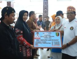 Pj Gubernur Lampung Serahkan Bantuan Sosial dan Apresiasi Penurunan Angka Stunting di Lampung Barat