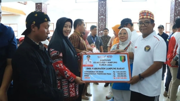 Pj Gubernur Lampung Serahkan Bantuan Sosial dan Apresiasi Penurunan Angka Stunting di Lampung Barat