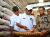 Pj Gubernur Lampung Tinjau Ketersediaan Beras di Gudang Bulog Liwa Lambar