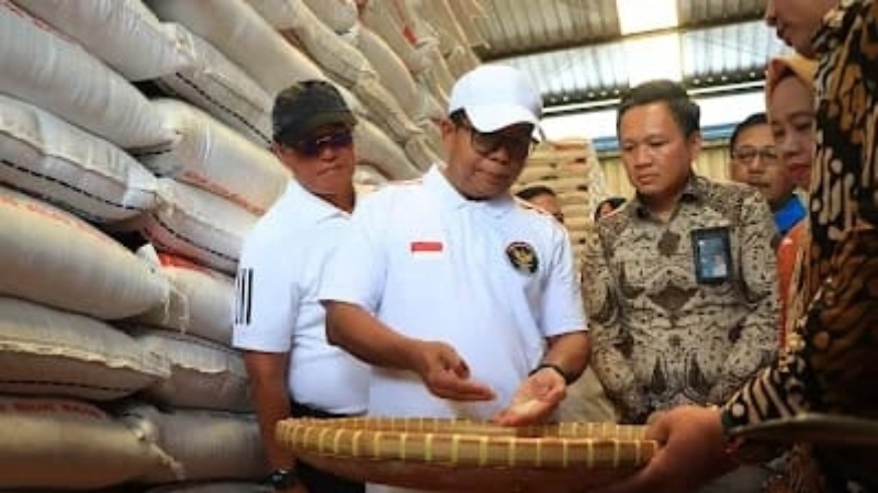 Pj Gubernur Lampung Tinjau Ketersediaan Beras di Gudang Bulog Liwa Lambar