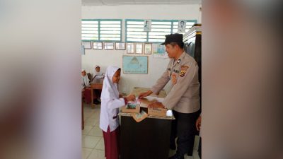 Polsek Sungai Keruh Bagi-bagi Susu Gratis, Cegah Stunting di Musi Banyuasin