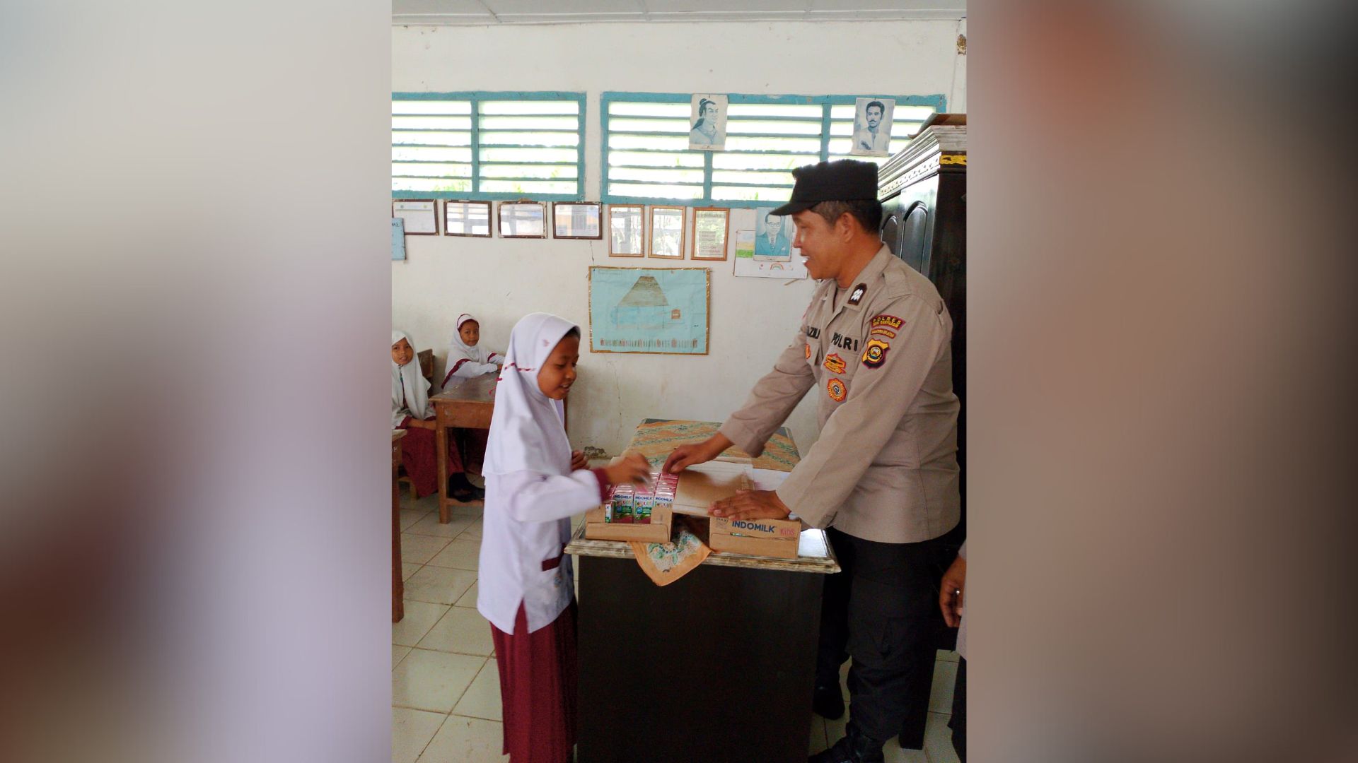 Polsek Sungai Keruh Bagi-bagi Susu Gratis, Cegah Stunting di Musi Banyuasin