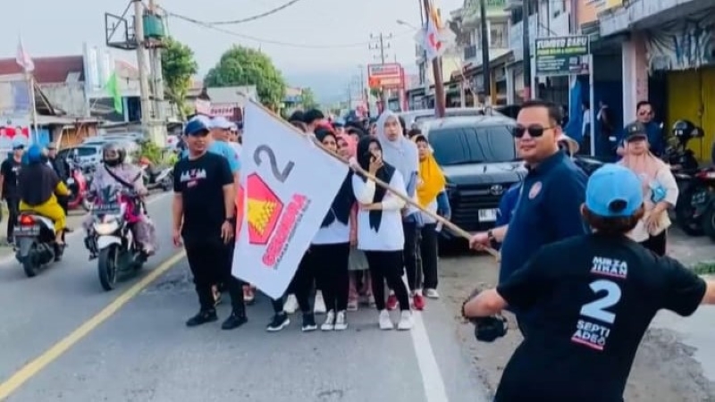 Jalan Sehat dan Senam Kreasi, Strategi Baru Kampanye Paslon 02 Sefti-Ade di Pesisir Barat