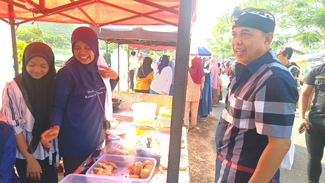 Seribu Kupon Belanja Gratis Warnai Kunjungan Pasangan Qudrotul-Hankam di Pasar Kusi