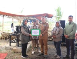 Unila Serahkan Mesin Pembelah Bambu ke Desa Trimulyo