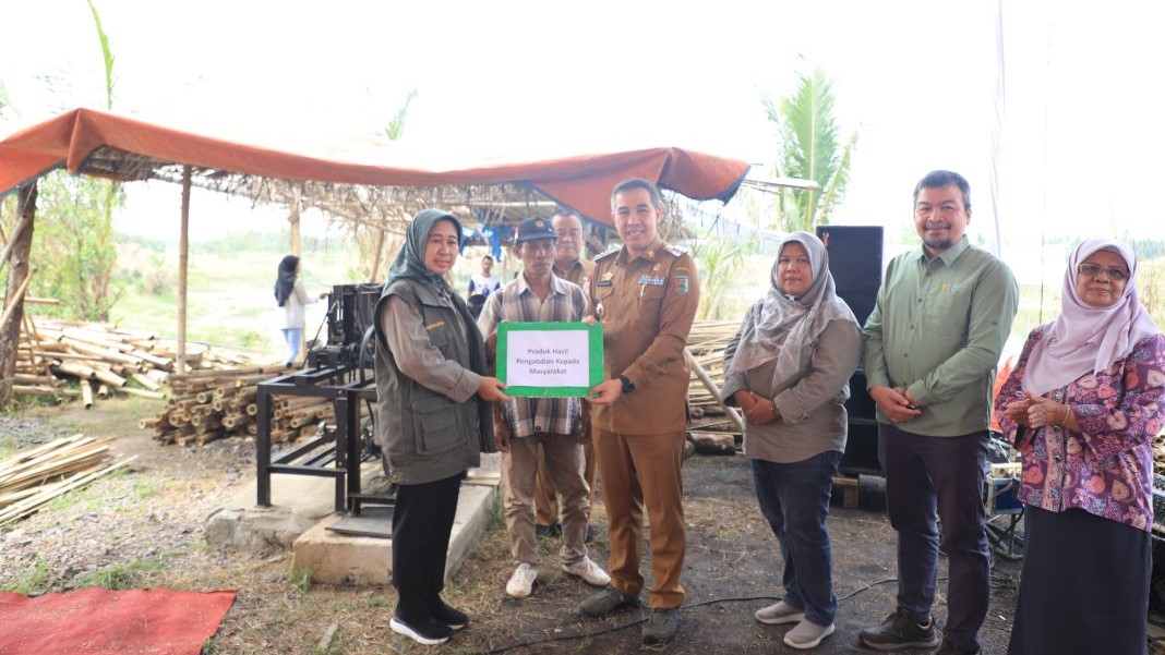 Unila Serahkan Mesin Pembelah Bambu ke Desa Trimulyo