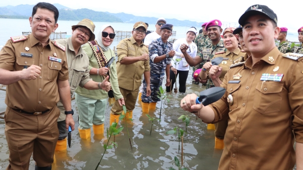 Penjabat Gubernur Lampung dan Brigif 4 Marinir Tanam 20.000 Mangrove untuk Lestarikan Alam
