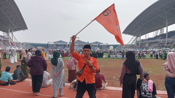 Ribuan Massa Partai Buruh Padati Kampanye Akbar Khofifah-Emil di Jember
