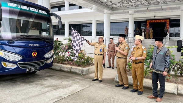 Bupati Pesisir Barat Lepas Kafilah MTQ, Targetkan Prestasi Terbaik