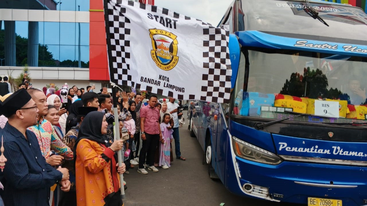 Eva Dwiana Lepas Ratusan Jamaah Umrah, Doakan Bandar Lampung Makin Maju